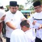 Pj Bupati Aceh Besar Muhammad Iswanto S.STP, MM, di dampingi Pj Ketua TP PKK Aceh Besar Cut Rezky Handayani SIP, MM dan Sahli Sekda Aceh Besar Adi Darma S.Pd, M.Pd menyerahkan santunan anak yatim pada Maulid Akbar di lapangan Bungoeng Jumpa Kota Jantho Selasa (10/12/2024)
Foto : MC Aceh Besar