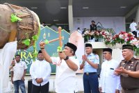 Pj Bupati Aceh Besar Muhammad Iswanto S.STP, MM menabuh beduk pada puncak peringatan Khanduri Maulid Aceh Besar di Lapangan Bungoeng Jeumpa, Kota Jantho, Selasa (10/12/2024).
Foto : MC Aceh Besar