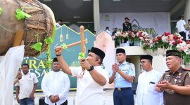 Pj Bupati Aceh Besar Muhammad Iswanto S.STP, MM menabuh beduk pada puncak peringatan Khanduri Maulid Aceh Besar di Lapangan Bungoeng Jeumpa, Kota Jantho, Selasa (10/12/2024).
Foto : MC Aceh Besar