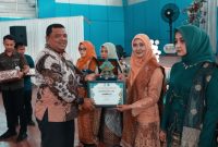 Sekda Aceh Besar Drs Sulaimi MSi menyerahkan Penghargaan kepada Ketua TP PKK Kecamatan pada Peringatan Hari Ibu Ke-96 yang dilaksanakan di Jantho Sport City, Kota Jantho, Kamis (12/12/2024). Foto : Prokopim Pemkab Aceh Besar.