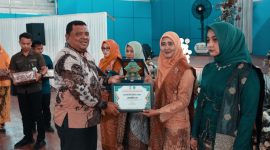 Sekda Aceh Besar Drs Sulaimi MSi menyerahkan Penghargaan kepada Ketua TP PKK Kecamatan pada Peringatan Hari Ibu Ke-96 yang dilaksanakan di Jantho Sport City, Kota Jantho, Kamis (12/12/2024). Foto : Prokopim Pemkab Aceh Besar.
