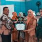 Sekda Aceh Besar Drs Sulaimi MSi menyerahkan Penghargaan kepada Ketua TP PKK Kecamatan pada Peringatan Hari Ibu Ke-96 yang dilaksanakan di Jantho Sport City, Kota Jantho, Kamis (12/12/2024). Foto : Prokopim Pemkab Aceh Besar.