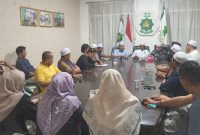 Ketua Umum MPP PAS Aceh, Tgk H.Bulqani Tanjongan memimpin rapat yang dihadiri oleh pengurus, anggota dan simpatisan serta tim pemenangan Paslon 01(Om Bus-Syech Fadhil) di Kantor MPP PAS Aceh Jumat (13/12/2024)
Foto : Humas PAS Aceh