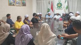 Ketua Umum MPP PAS Aceh, Tgk H.Bulqani Tanjongan memimpin rapat yang dihadiri oleh pengurus, anggota dan simpatisan serta tim pemenangan Paslon 01(Om Bus-Syech Fadhil) di Kantor MPP PAS Aceh Jumat (13/12/2024)
Foto : Humas PAS Aceh