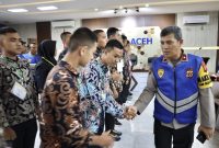 Wakapolda Aceh Brigjen Misbahul Munauwar, menyalami Bintara yang dinyatakan lulus seleksi Bakomsus Polri tahun anggaran 2025.