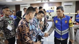 Wakapolda Aceh Brigjen Misbahul Munauwar, menyalami Bintara yang dinyatakan lulus seleksi Bakomsus Polri tahun anggaran 2025.