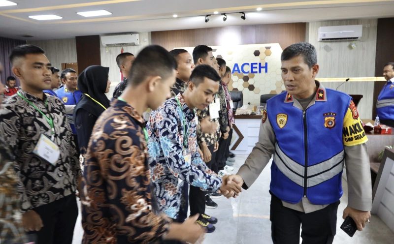 Wakapolda Aceh Brigjen Misbahul Munauwar, menyalami Bintara yang dinyatakan lulus seleksi Bakomsus Polri tahun anggaran 2025.