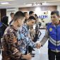 Wakapolda Aceh Brigjen Misbahul Munauwar, menyalami Bintara yang dinyatakan lulus seleksi Bakomsus Polri tahun anggaran 2025.