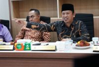 Anggota Komisi VI DPRA Tgk. Teuku Zulfadli, S.Pd.I, M.Pd (baju batik warna hitam dan peci hitam) saat mengilustrasikan pemaparan program kolaborasi pendidikan formal dan agama dalam rapat kerja bersama Dinas Pendidikan Aceh, dan Badan Pengembangan Sumber Daya Manusia (BPSDM) Aceh, Senin (16/12/2024) di Gedung DPRA