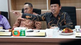 Anggota Komisi VI DPRA  Tgk. Teuku Zulfadli, S.Pd.I, M.Pd (baju batik warna hitam dan peci hitam) saat mengilustrasikan pemaparan program kolaborasi pendidikan formal dan agama dalam rapat kerja bersama Dinas Pendidikan Aceh, dan Badan Pengembangan Sumber Daya Manusia (BPSDM) Aceh, Senin (16/12/2024) di Gedung DPRA