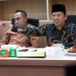 Anggota Komisi VI DPRA  Tgk. Teuku Zulfadli, S.Pd.I, M.Pd (baju batik warna hitam dan peci hitam) saat mengilustrasikan pemaparan program kolaborasi pendidikan formal dan agama dalam rapat kerja bersama Dinas Pendidikan Aceh, dan Badan Pengembangan Sumber Daya Manusia (BPSDM) Aceh, Senin (16/12/2024) di Gedung DPRA