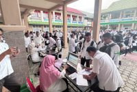 Peserta CAT SKKT bagi CPPPK di lingkungan Kemenag Banda Aceh sedang melakukan registrasi sebelum ujian yang berlangsung di titik lokasi MtsN 1 Banda Aceh Selasa (17/12/2024).