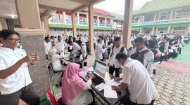 Peserta CAT SKKT bagi CPPPK di lingkungan Kemenag Banda Aceh sedang melakukan registrasi sebelum ujian yang berlangsung di titik lokasi MtsN 1 Banda Aceh Selasa (17/12/2024).