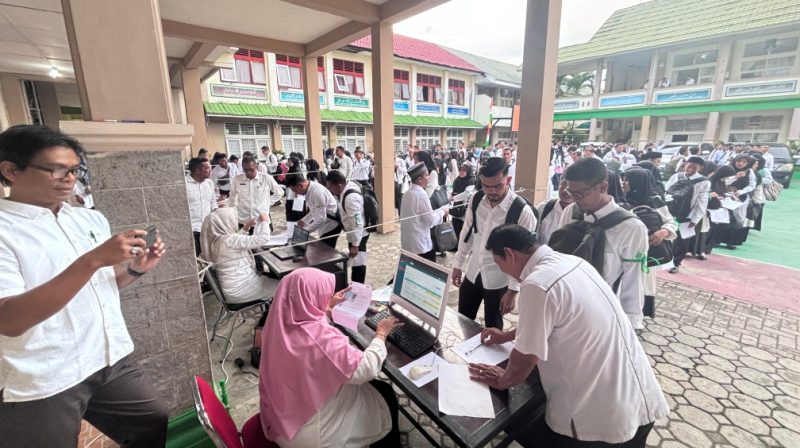 Peserta CAT SKKT bagi CPPPK di lingkungan Kemenag Banda Aceh sedang melakukan registrasi sebelum ujian yang berlangsung di titik lokasi MtsN 1 Banda Aceh Selasa (17/12/2024).