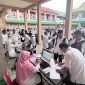 Peserta CAT SKKT bagi CPPPK di lingkungan Kemenag Banda Aceh sedang melakukan registrasi sebelum ujian yang berlangsung di titik lokasi MtsN 1 Banda Aceh Selasa (17/12/2024).