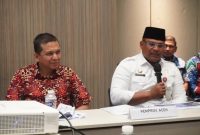 Kepala Dinas Komunikasi, Informatika, dan Persandian Aceh, Marwan Nusuf mendampingi Pj Gubernur Safrizal ZA ketika memaparkan strategi Pemerintah Aceh dalam Keterbukaan Informasi Publik di hadapan Tim Penilai Komisi Informasi Pusat, (13/11/2024) di Jakarta. (Biro Adpim Setda Aceh)