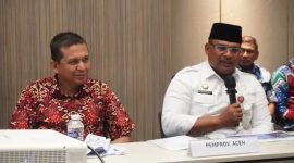 Kepala Dinas Komunikasi, Informatika, dan Persandian Aceh, Marwan Nusuf mendampingi Pj Gubernur Safrizal ZA ketika memaparkan strategi Pemerintah Aceh dalam Keterbukaan Informasi Publik di hadapan Tim Penilai Komisi Informasi Pusat, (13/11/2024) di Jakarta. (Biro Adpim Setda Aceh)