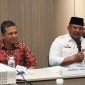 Kepala Dinas Komunikasi, Informatika, dan Persandian Aceh, Marwan Nusuf mendampingi Pj Gubernur Safrizal ZA ketika memaparkan strategi Pemerintah Aceh dalam Keterbukaan Informasi Publik di hadapan Tim Penilai Komisi Informasi Pusat, (13/11/2024) di Jakarta. (Biro Adpim Setda Aceh)
