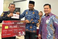 Bank Aceh Syariah Cabang Idi menyerahkan Kartu Kredit Pemerintah Daerah (KKPD) sekaligus menggelar sosialisasi penggunaannya kepada seluruh dinas di lingkup Pemkab Aceh Timur pada hari Selasa (17/12/2024).