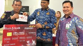 Bank Aceh Syariah Cabang Idi menyerahkan Kartu Kredit Pemerintah Daerah (KKPD) sekaligus menggelar sosialisasi penggunaannya kepada seluruh dinas di lingkup Pemkab Aceh Timur pada hari Selasa (17/12/2024).