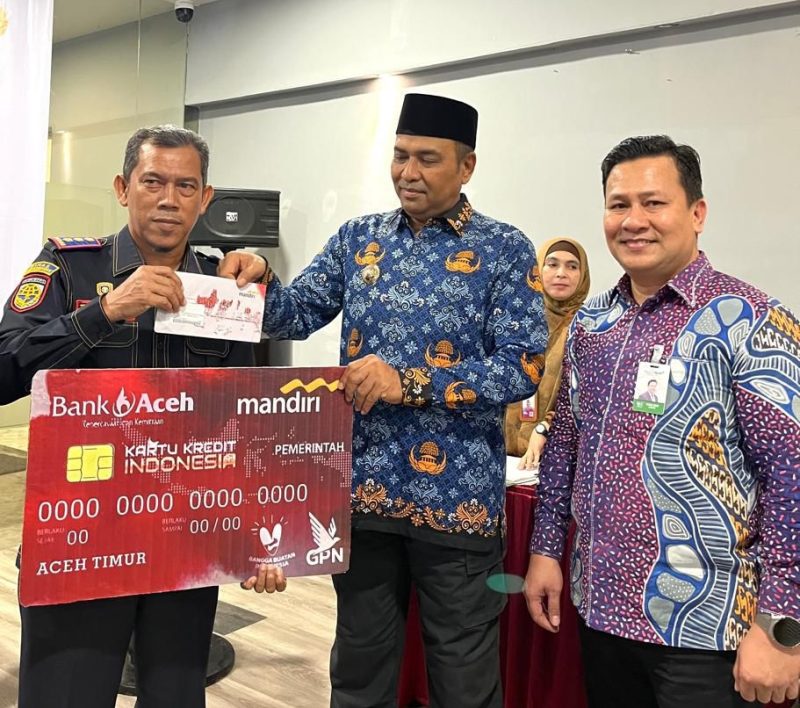Bank Aceh Syariah Cabang Idi menyerahkan Kartu Kredit Pemerintah Daerah (KKPD) sekaligus menggelar sosialisasi penggunaannya kepada seluruh dinas di lingkup Pemkab Aceh Timur pada hari Selasa (17/12/2024).