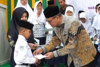 Kepala Kantor Kementerian Agama Banda Aceh H Salman, S.Pd. M.Ag menyerahkan 206 Paket Santunan kepada Yatim, dan Piatu dalam wilayah Kemenag Banda Aceh, Rabu (18/12/2024) Pagi di Aula PSBB MAN 1 Banda Aceh