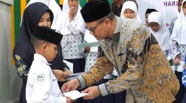 Kepala Kantor Kementerian Agama Banda Aceh H Salman, S.Pd. M.Ag menyerahkan 206 Paket Santunan kepada Yatim, dan Piatu dalam wilayah Kemenag Banda Aceh, Rabu (18/12/2024) Pagi di Aula PSBB MAN 1 Banda Aceh