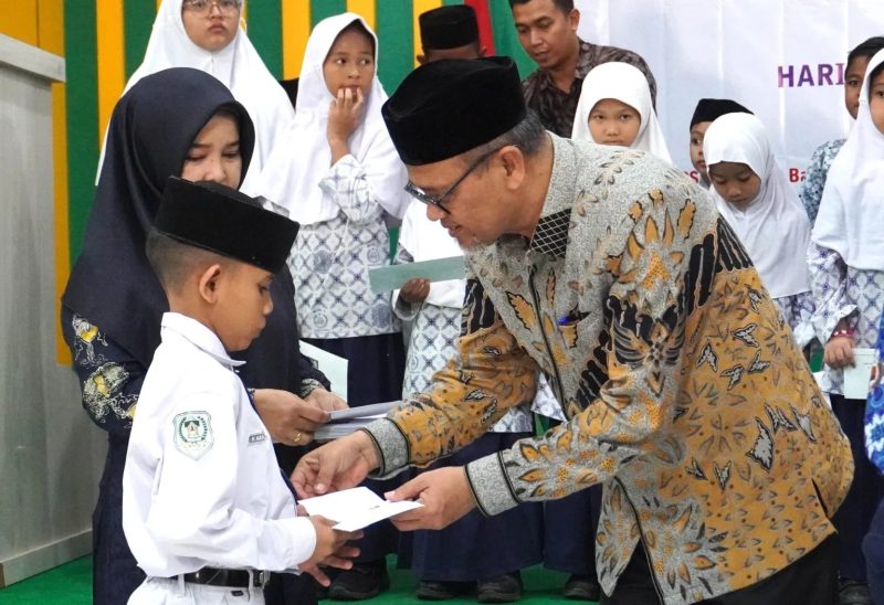 Kepala Kantor Kementerian Agama Banda Aceh H Salman, S.Pd. M.Ag menyerahkan 206 Paket Santunan kepada Yatim, dan Piatu dalam wilayah Kemenag Banda Aceh, Rabu (18/12/2024) Pagi di Aula PSBB MAN 1 Banda Aceh