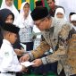 Kepala Kantor Kementerian Agama Banda Aceh H Salman, S.Pd. M.Ag menyerahkan 206 Paket Santunan kepada Yatim, dan Piatu dalam wilayah Kemenag Banda Aceh, Rabu (18/12/2024) Pagi di Aula PSBB MAN 1 Banda Aceh