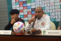 Head Coach Persiraja, Akhyar Ilyas (kiri) dan pelatih Persikota Delfi Adri dalam _Pre-match press conference_ di Banda Aceh, Kamis (19/12/2024).