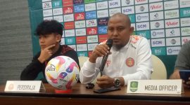 Head Coach Persiraja, Akhyar Ilyas (kiri) dan pelatih Persikota Delfi Adri dalam _Pre-match press conference_ di  Banda Aceh, Kamis (19/12/2024).