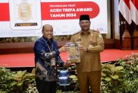 Pj Gubernur Aceh, Dr. H. Safrizal ZA, M.Si, menyerahkan Daftar Isian Pelaksanaan Anggaran (DIPA) dan Buku Alokasi Transfer ke Daerah (TKD) tahun 2025 kepada 49 Kementerian Lembaga dan 23 pemerintah kabupaten/kota yang ada di Aceh, di Anjong Mon Mata Komplek Meuligoe Gubernur, Kamis, (19/12/2024).