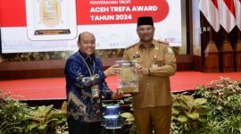 Pj Gubernur Aceh, Dr. H. Safrizal ZA, M.Si, menyerahkan Daftar Isian Pelaksanaan Anggaran (DIPA) dan Buku Alokasi Transfer ke Daerah (TKD) tahun 2025 kepada 49 Kementerian Lembaga dan 23 pemerintah kabupaten/kota yang ada di Aceh, di Anjong Mon Mata Komplek Meuligoe Gubernur, Kamis, (19/12/2024).