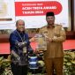 Pj Gubernur Aceh, Dr. H. Safrizal ZA, M.Si, menyerahkan Daftar Isian Pelaksanaan Anggaran (DIPA) dan Buku Alokasi Transfer ke Daerah (TKD) tahun 2025 kepada 49 Kementerian Lembaga dan 23 pemerintah kabupaten/kota yang ada di Aceh, di Anjong Mon Mata Komplek Meuligoe Gubernur, Kamis, (19/12/2024).