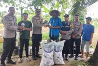Kapolsek Kuta Baro Iptu Muhammad Jabir, SH,MH bersama personil menyerahkan bantuan berupa pupuk dan bibit sayuran kepada petani gampong Lamceu Kecamatan Kuta Baro Kabupaten Aceh Besar Selasa (24/12/2024).