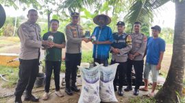 Kapolsek Kuta Baro Iptu Muhammad Jabir, SH,MH bersama personil menyerahkan bantuan berupa pupuk dan bibit sayuran kepada petani gampong Lamceu Kecamatan Kuta Baro Kabupaten Aceh Besar Selasa (24/12/2024).