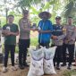 Kapolsek Kuta Baro Iptu Muhammad Jabir, SH,MH bersama personil menyerahkan bantuan berupa pupuk dan bibit sayuran kepada petani gampong Lamceu Kecamatan Kuta Baro Kabupaten Aceh Besar Selasa (24/12/2024).