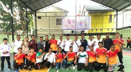 Tim Bola Voli Kemenag Kota Banda Aceh melakukan foto bersama usai mengalahkan tim voli Kemenag Aceh Besar 2-0 di lapangan bola voli Kanwil Kemenag Aceh pada turnamen memperingati Hari Amal Bhakti (HAB) Kemenag RI ke-79, Senin (30/12/2024).
Foto : BANDAPOS