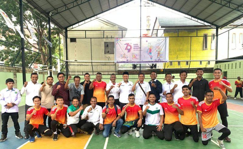 Tim Bola Voli Kemenag Kota Banda Aceh melakukan foto bersama usai mengalahkan tim voli Kemenag Aceh Besar 2-0 di lapangan bola voli Kanwil Kemenag Aceh pada turnamen memperingati Hari Amal Bhakti (HAB) Kemenag RI ke-79, Senin (30/12/2024).
Foto : BANDAPOS