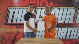Manajer Persiraja, Ridha Mafdhul Gidong bersama pemain anyar asal Brazil, Matheus Machado diperkenalkan kepada Pers, Selasa (17/12/2024) pagi di Banda Aceh. Foto/MO Persiraja.