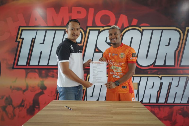 Manajer Persiraja, Ridha Mafdhul Gidong bersama pemain anyar asal Brazil, Matheus Machado diperkenalkan kepada Pers, Selasa (17/12/2024) pagi di Banda Aceh. Foto/MO Persiraja.