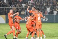 Pemain Persiraja Banda Aceh meluapkan kegembiraan setelah mencetak gol ke gawang Persikota dalam lanjutan Liga 2 Indonesia di Stadion H Dimurthala, Kota Banda Aceh, Jumat (20/12/2024) malam. Persiraja Banda Aceh menang dengan skor 6-2.