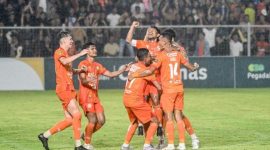 Pemain Persiraja Banda Aceh meluapkan kegembiraan setelah mencetak gol ke gawang Persikota dalam lanjutan Liga 2 Indonesia di Stadion H Dimurthala, Kota Banda Aceh, Jumat (20/12/2024) malam. Persiraja Banda Aceh menang dengan skor 6-2.
