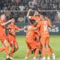 Pemain Persiraja Banda Aceh meluapkan kegembiraan setelah mencetak gol ke gawang Persikota dalam lanjutan Liga 2 Indonesia di Stadion H Dimurthala, Kota Banda Aceh, Jumat (20/12/2024) malam. Persiraja Banda Aceh menang dengan skor 6-2.