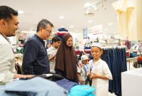 Dalam rangka momentum peringatan 2 dekade musibah gempa dan tsunami Aceh, PT Pembangunan Aceh (PEMA) mengajak 50 orang anak yatim untuk belanja pakaian dan makan bersama, Jumat (20/12/2024) sore. Foto: Humas PT PEMA.
