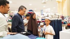 Dalam rangka momentum peringatan 2 dekade musibah gempa dan tsunami Aceh, PT Pembangunan Aceh (PEMA) mengajak 50 orang anak yatim untuk belanja pakaian dan makan bersama, Jumat (20/12/2024) sore. Foto: Humas PT PEMA.