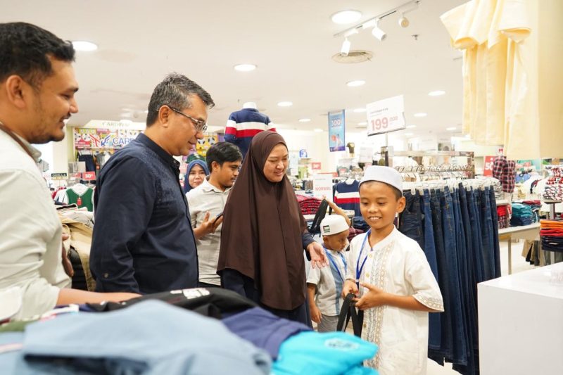 Dalam rangka momentum peringatan 2 dekade musibah gempa dan tsunami Aceh, PT Pembangunan Aceh (PEMA) mengajak 50 orang anak yatim untuk belanja pakaian dan makan bersama, Jumat (20/12/2024) sore. Foto: Humas PT PEMA.