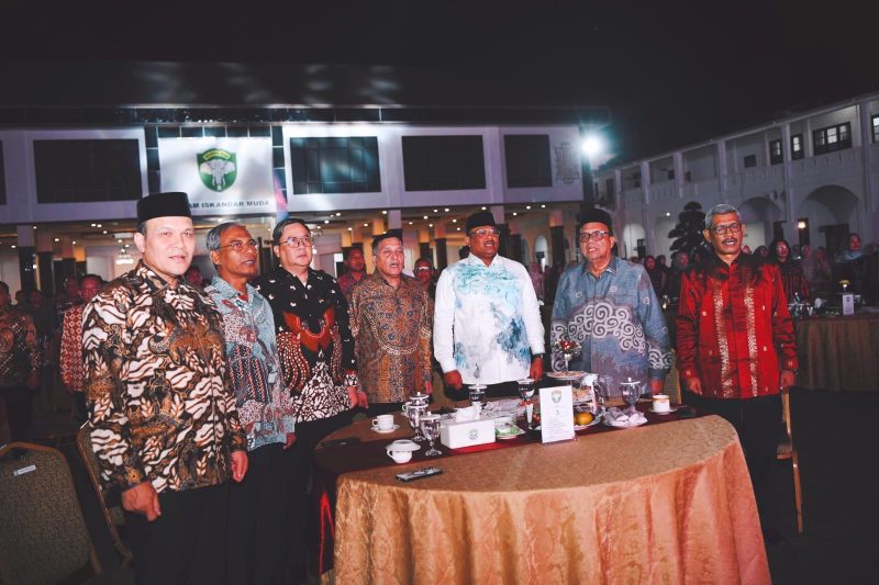 Pj Gubernur Aceh, Dr. H. Safrizal ZA, M.Si, menghadiri acara syukuran Hari Ulang Tahun (HUT) Kodam Iskandar Muda ke-68 yang digelar di Lapangan Sanggamara Makodam IM, Minggu (22/12/2024) malam.