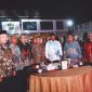 Pj Gubernur Aceh, Dr. H. Safrizal ZA, M.Si, menghadiri acara syukuran Hari Ulang Tahun (HUT) Kodam Iskandar Muda ke-68 yang digelar di Lapangan Sanggamara Makodam IM, Minggu (22/12/2024) malam.