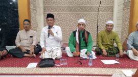 Marwan Yusuf Geuchik Gampung Baru Kecamatan Baiturrahman Kota Banda Aceh memberi sambutan dan arahan pada kegiatan peringatan 20 tahun gempa dan tsunami yang berlangsung di meunasah Allatief Jurong Jeumpa Senin (30/12/2024) malam.
Foto: BANDAPOS.com